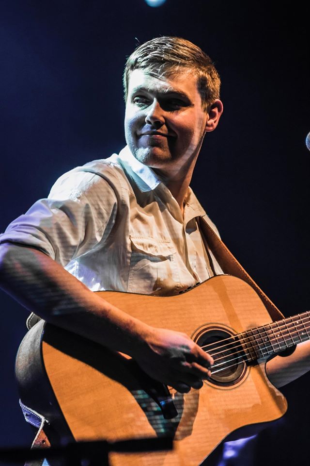 Paweł Borzeński – songwriter komponujący i prezentujący swoje piosenki od 2006 roku.